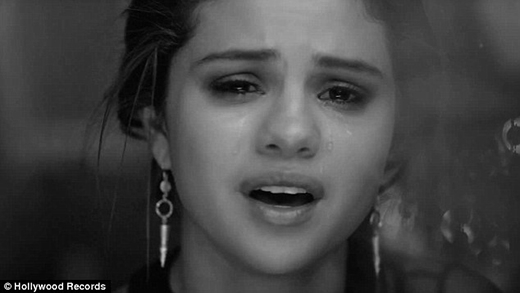 
	
	Selena đã khóc rất nhiều trong MV. Nhiều người cho rằng, chuyện tình rắc rối giữa cô và Justin chính là chất xúc tác để cô thể hiện được rõ nét nội dung của MV.